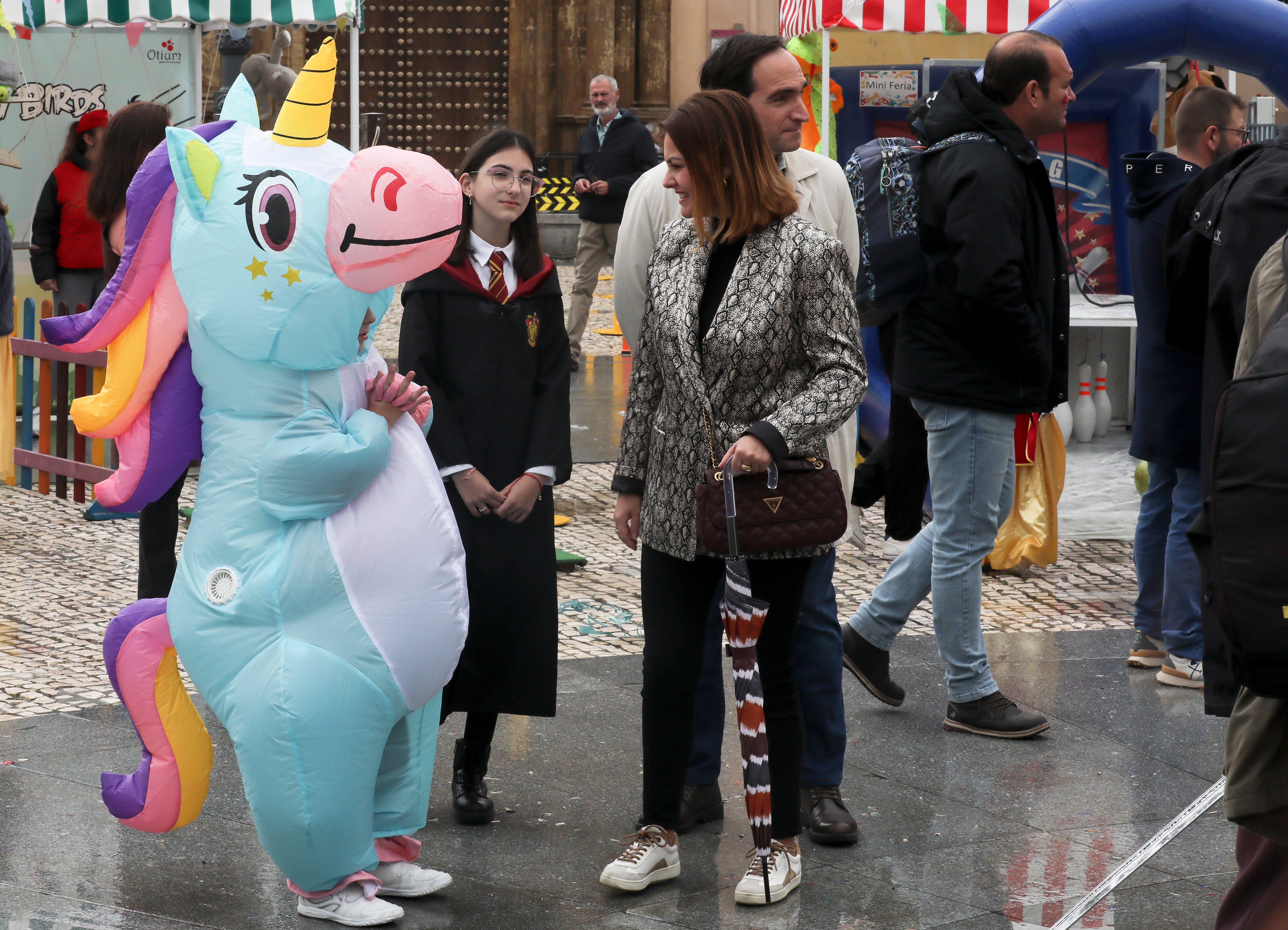 Fotos: Las imágenes del lunes de Carnaval en Cádiz marcado por la lluvia