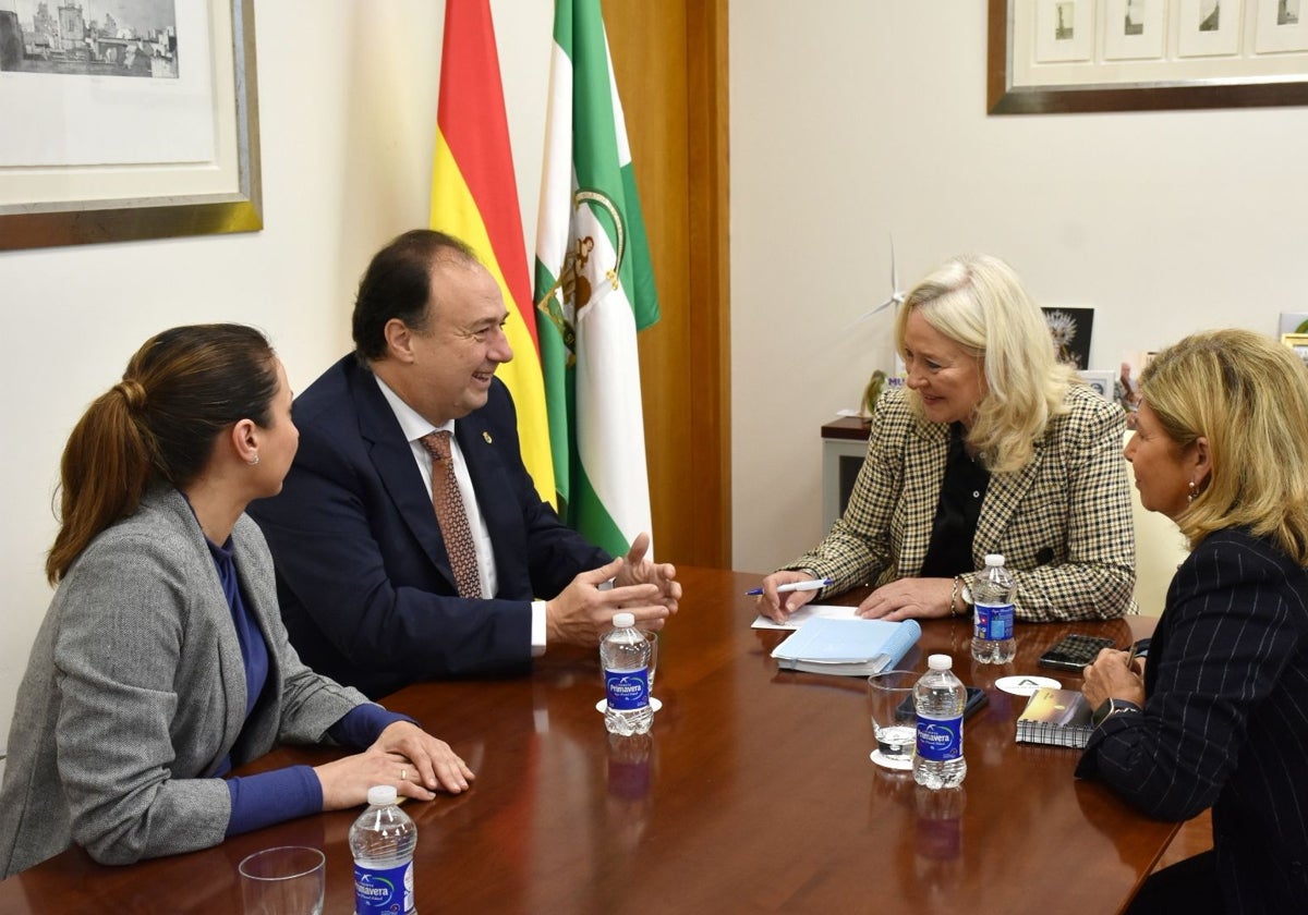 Reunión de la máxima responsable de la Junta en Cádiz con el rector de la UCA.