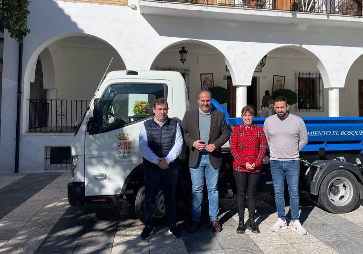 El responsable de Asistencia a Municipios de la Diputación de Cádiz, Antonio Aragón, junto al alcalde de El Bosque, Rubén Corrales, y miembros del Gobierno local.