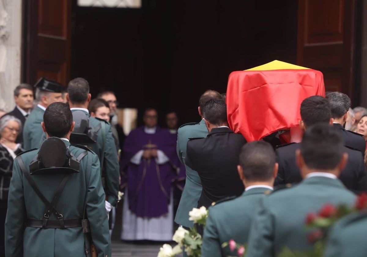 El féretro del guardia civil arrollado por una narcolancha en Barbate llegando a la Catedral de Cádiz para su funeral.