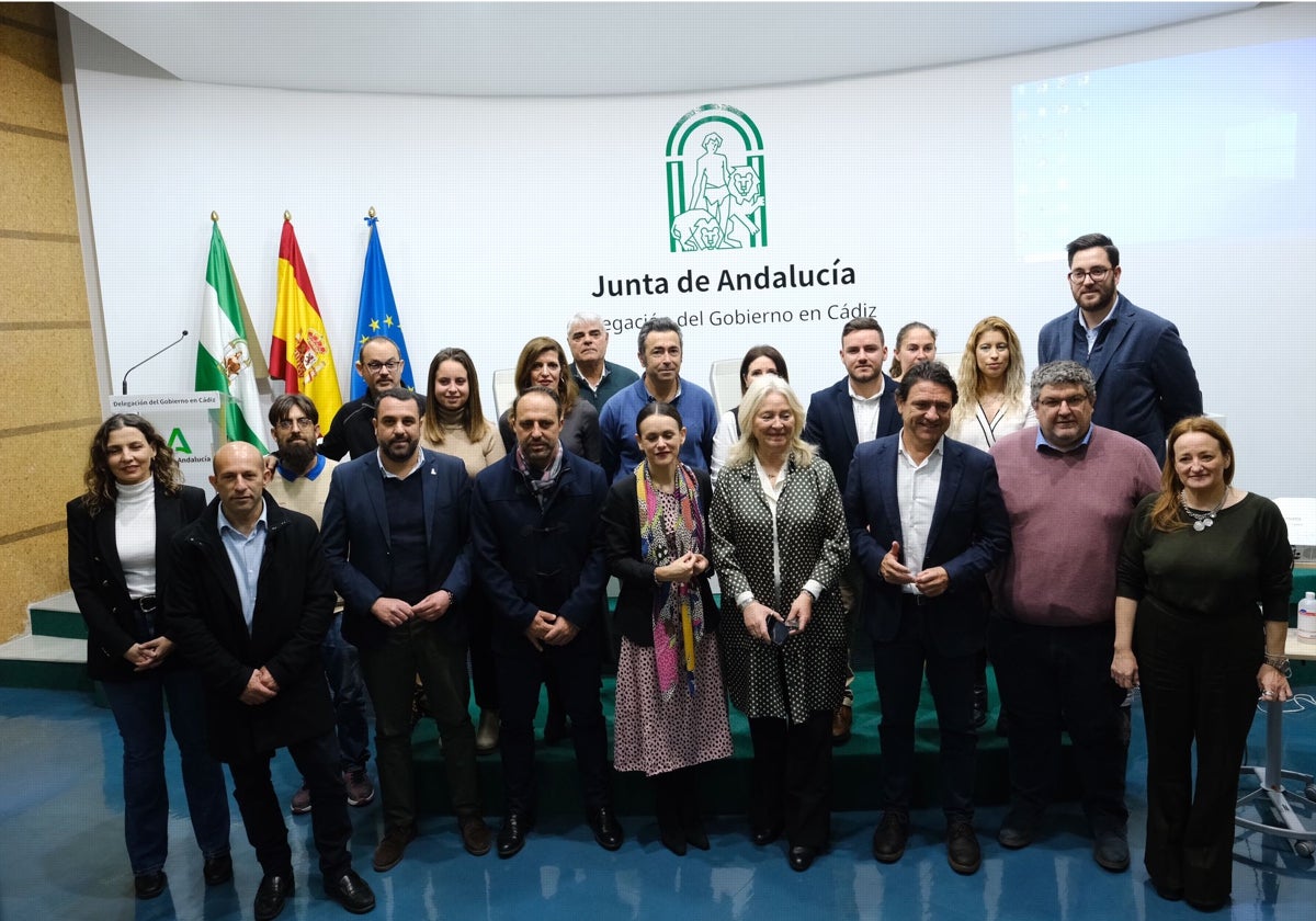 Foto de familia de los representantes municipales que participan en este plan de empleo