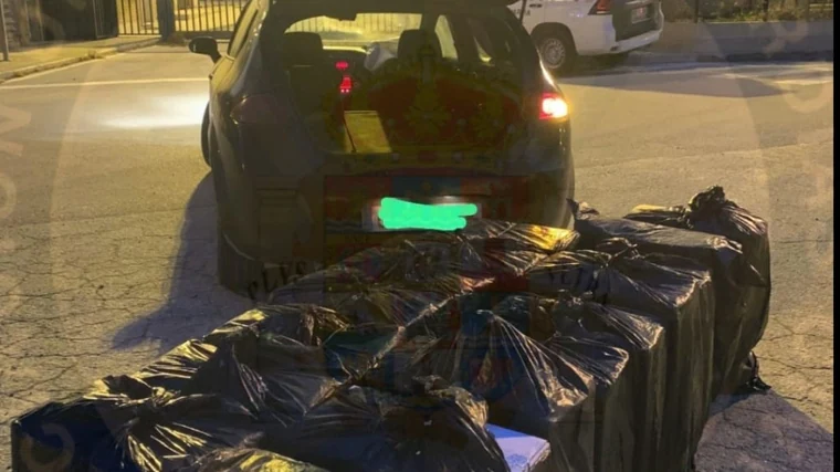 Unos contrabandistas embisten a un coche de la Guardia Civil en San Roque