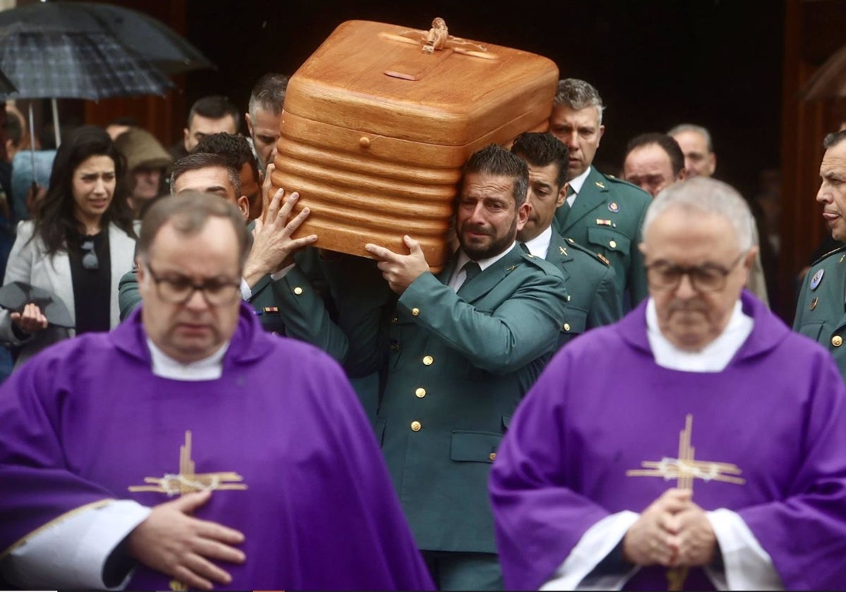 Compañeros del guardia civil de San Fernando fallecido en Barbate portan su féretro en el funeral celebrado en la Catedral de Cádiz.