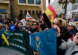 «No más muertes por dejadez y falta de medios»: lágrimas, impotencia, rabia y exigencias ante la Subdelegación del Gobierno en Cádiz