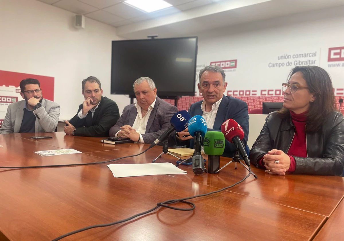 Los diputados de Sumar en el Congreso, Enrique Santiago, Toni Valero y Esther Gil de Reboleño, en rueda de prensa en Algeciras.