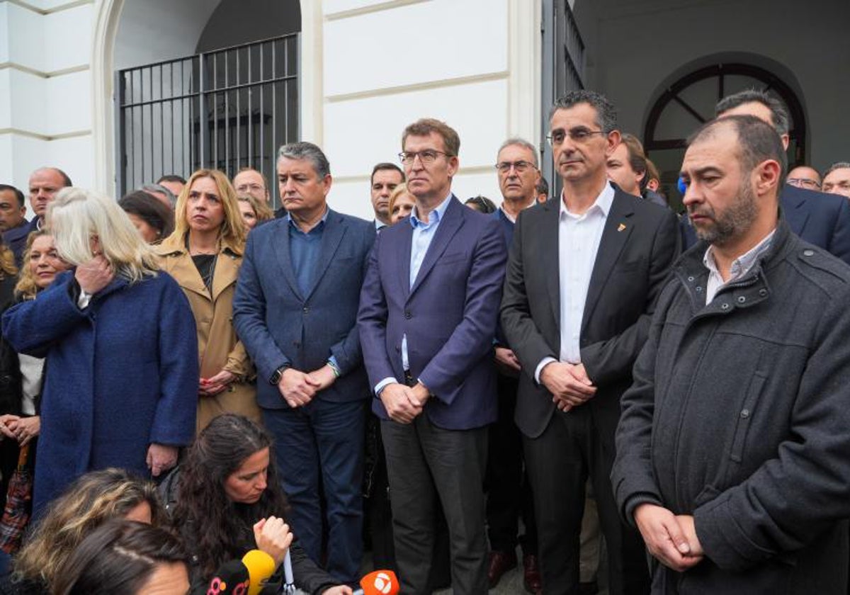 Concentración en el Ayuntamiento de Barbate tras el asesinato de dos guardias civiles