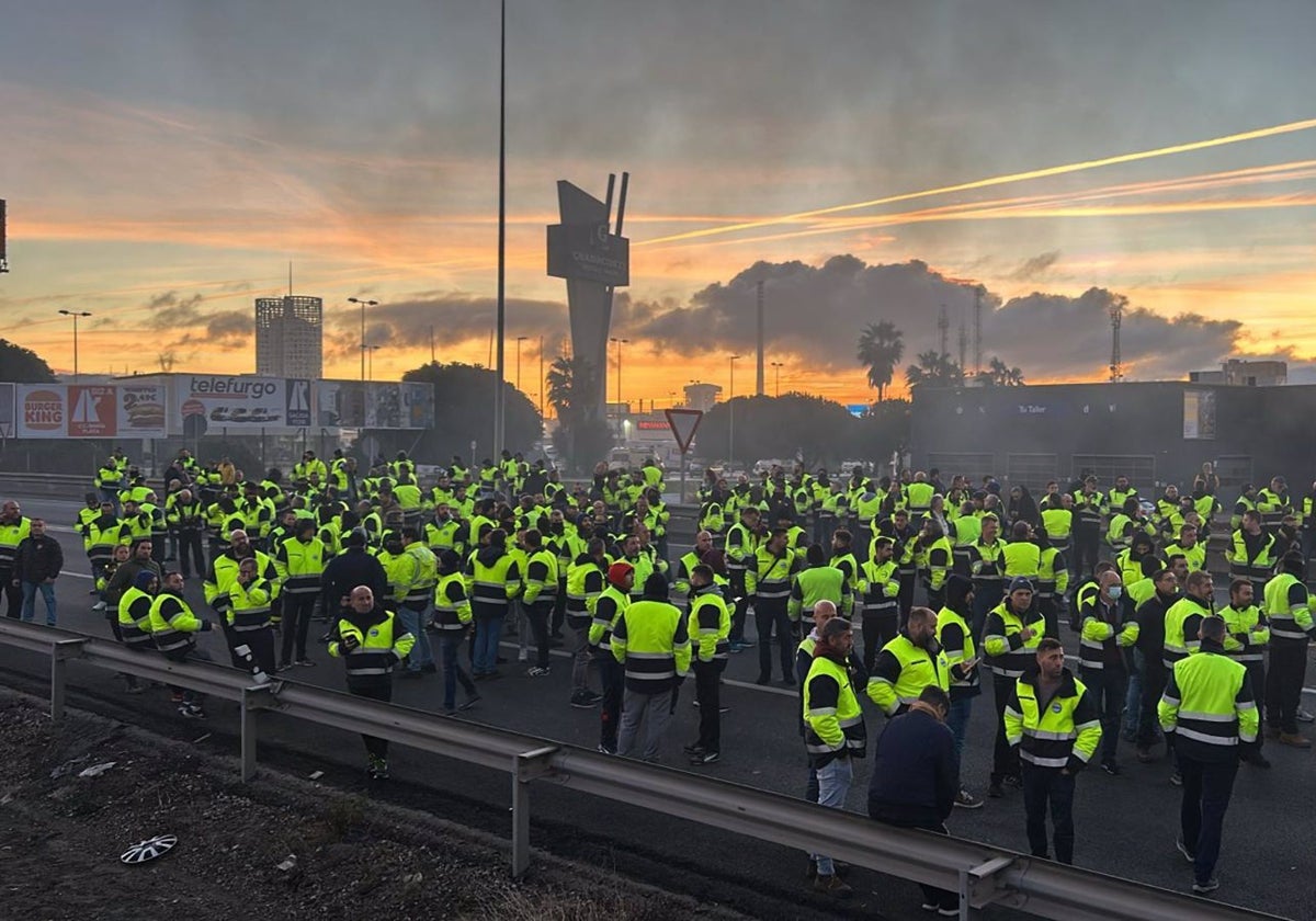 Trabajadores de Acerinox bloqueando la A-7