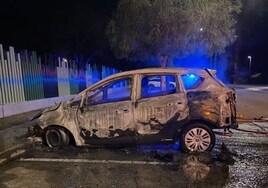 Bomberos de Puerto Real intervienen en el incendio de dos vehículos