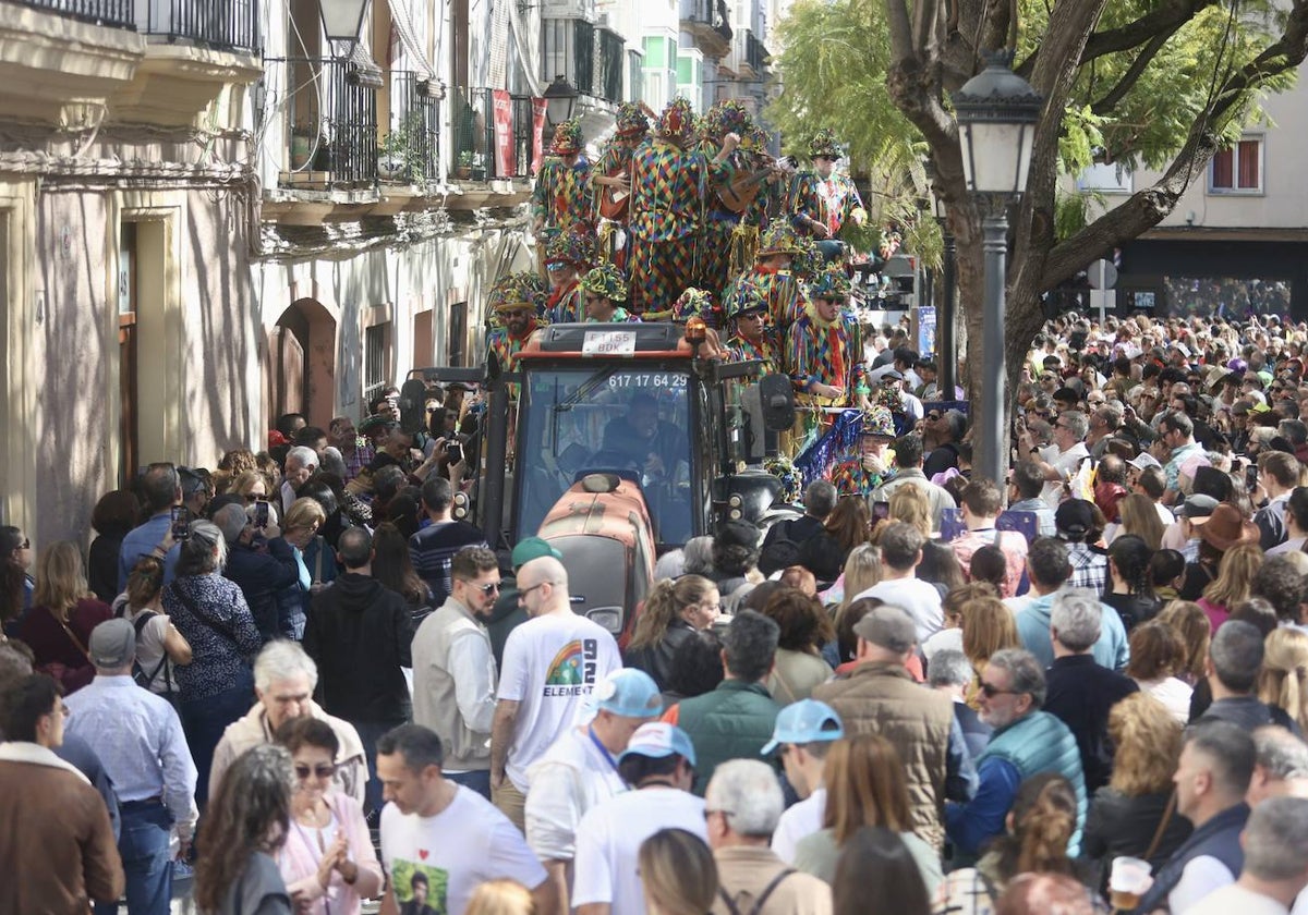 Una repleta plaza de El Mentidero con motivo del carrusel de coros