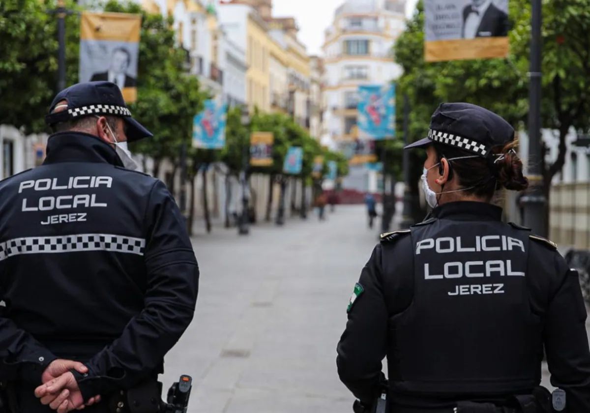 Patrulla de la Policía Local por el centro de Jerez