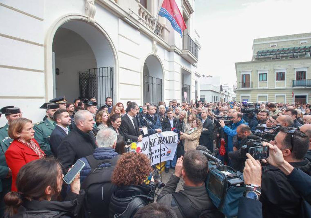 Vecinos y autoridades se concentran por la muerte de dos guardias civiles en Barbate.