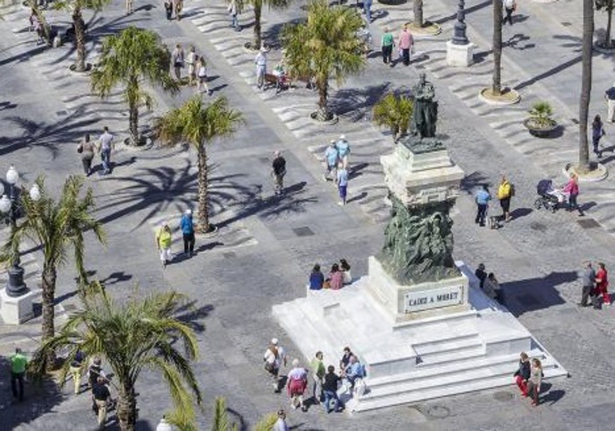 La estatua de Moret, un clásico para quedar en la capital gaditana en plena plaza del Ayuntamiento