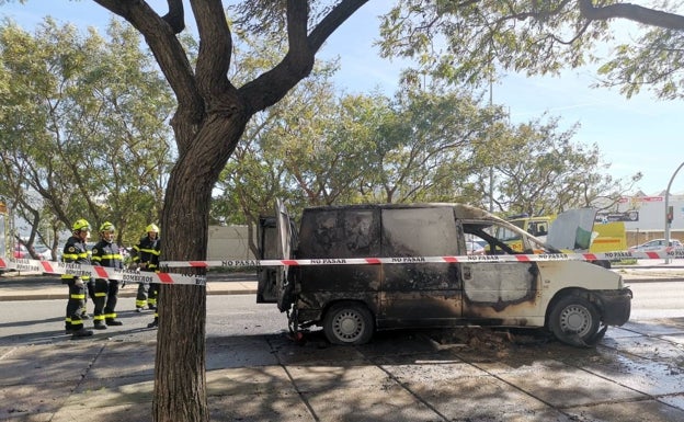 La  furgoneta ha frenado contra un árbol en la avenida.