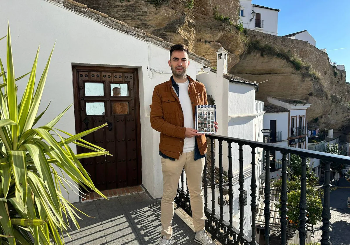 Ángel Medina posa junto a su nuevo libro