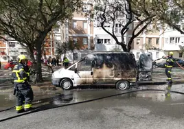 Arde una furgoneta cargada con un bidón de combustible frente al solar de Loreto en Cádiz