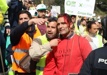 Cargas y lanzamiento de objetos a la Policía en la protesta de los agricultores antes de llegar a Algeciras