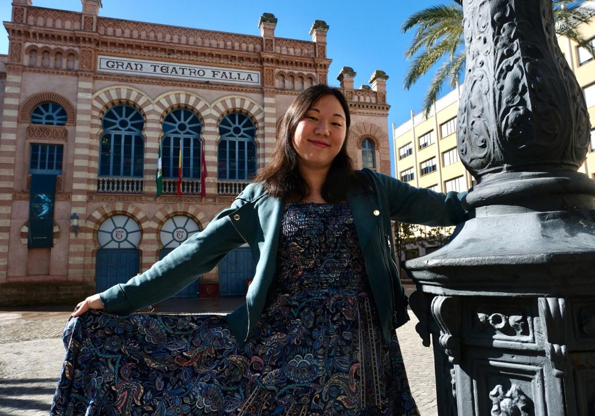 Laura, en la puerta del Falla, donde se ha metido un mes enterito disfrutando del concurso.