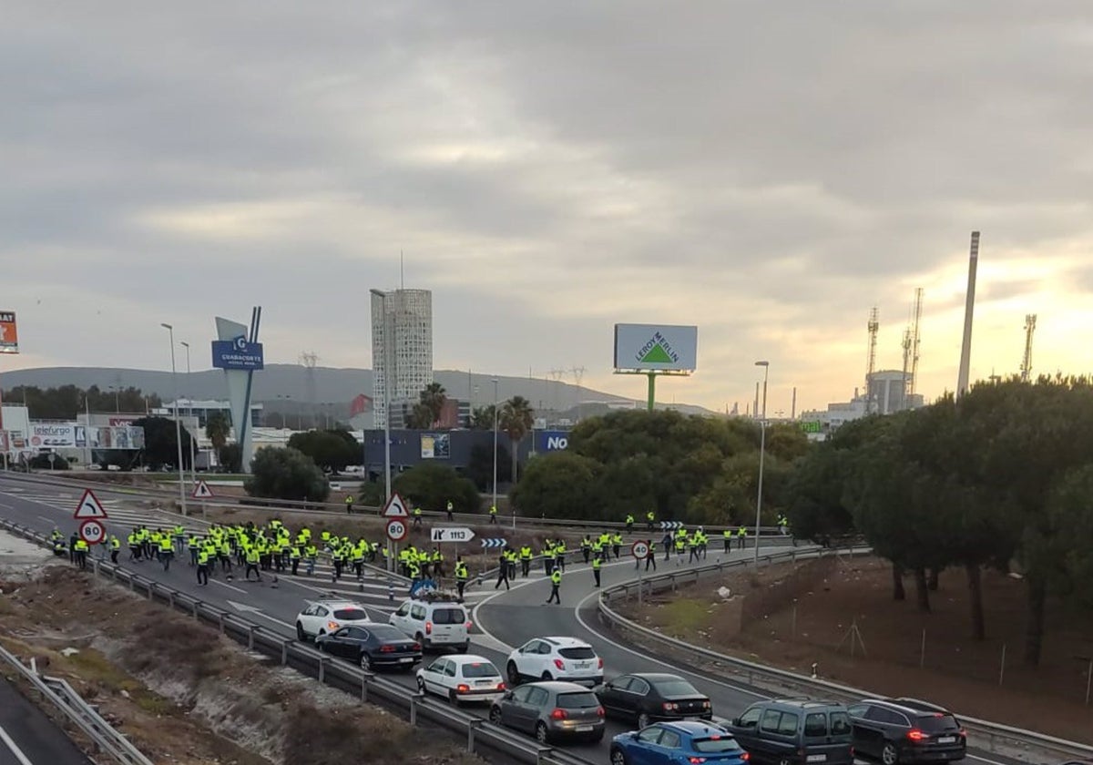 Nueva jornada de tensión tras ser desalojados de la A-7 los trabajadores de Acerinox en huelga por el convenio