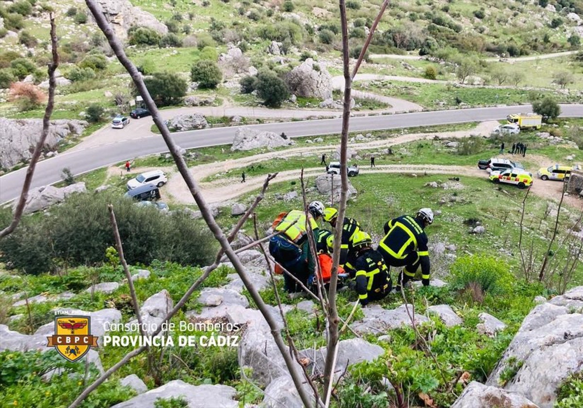 Los bomberos, durante las complicadas labores de rescate