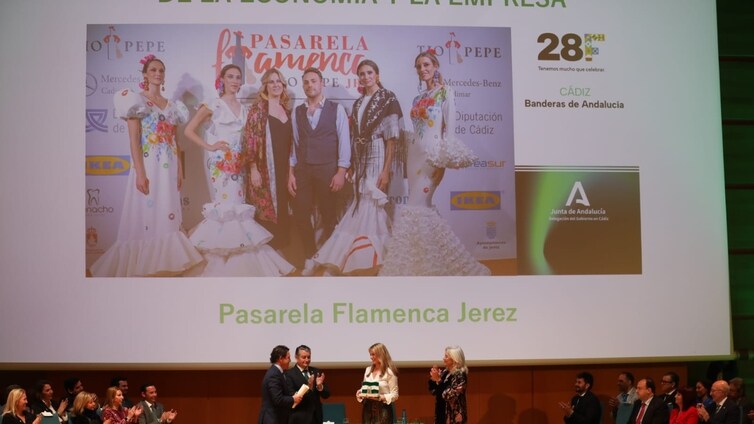 La  Pasarela Flamenca Jerez Tío Pepe  recibe con orgullo y compromiso la Bandera de Andalucía de la Economía y la Empresa