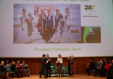 La Pasarela Flamenca Jerez Tío Pepe recibe con orgullo y compromiso la Bandera de Andalucía de la Economía y la Empresa