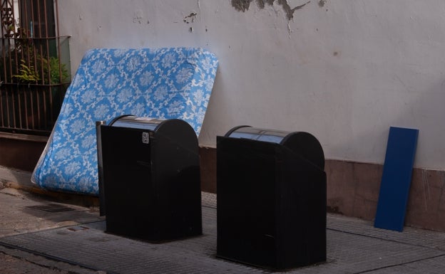 Un colchón en la basura.