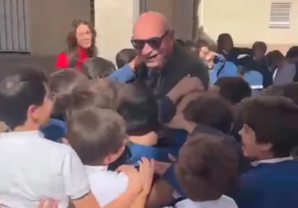 Don Maximino, arropado por algunos de sus alumnos en su despedida del colegio Guadalete