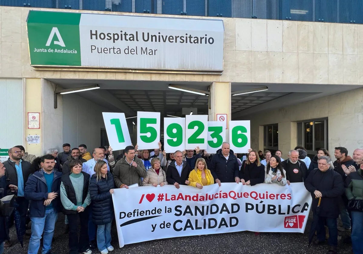 Concentración del PSOE en el hospital Puerta del Mar