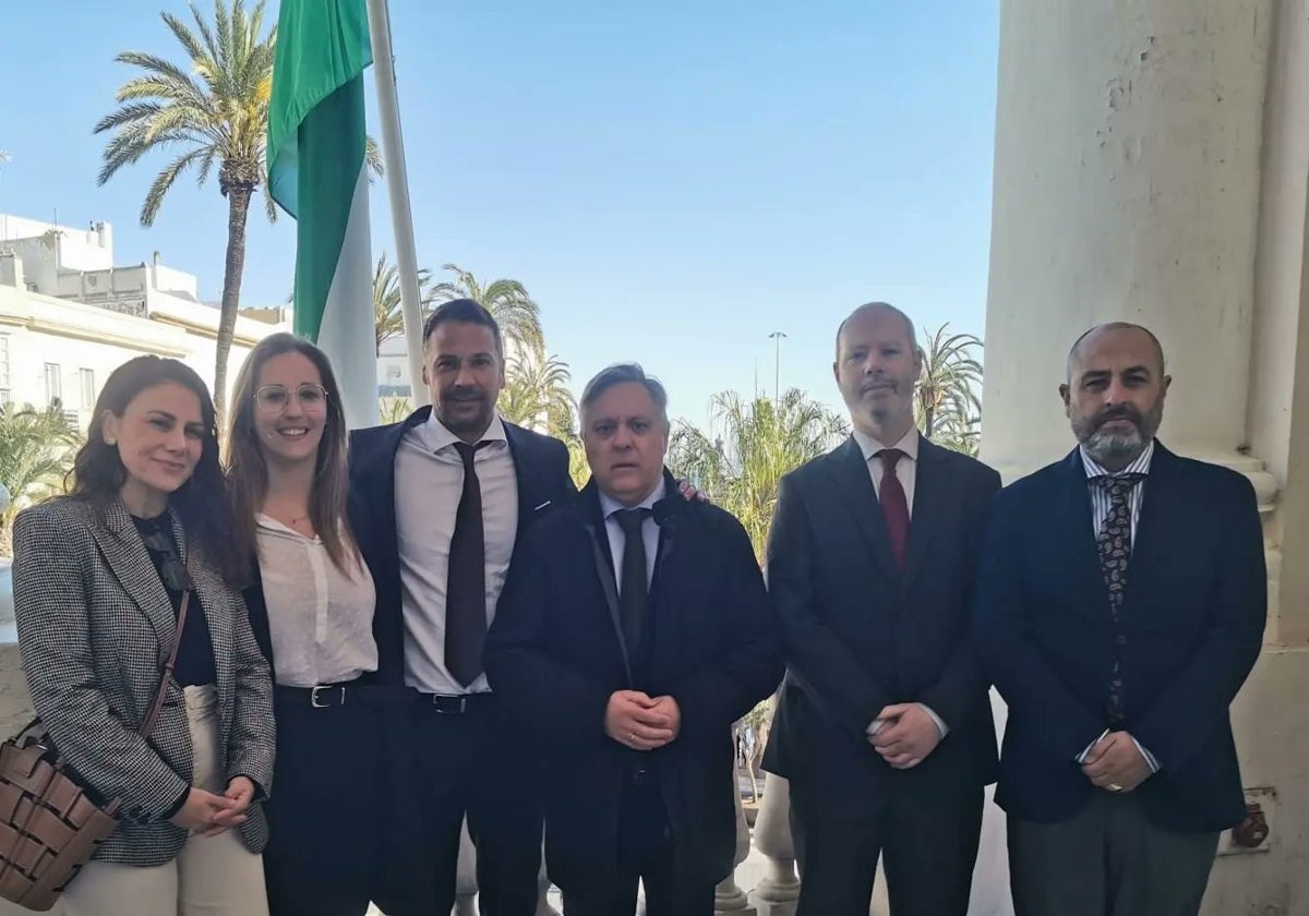 Óscar Torres, con compañeros de partido en el Ayuntamiento de Cádiz