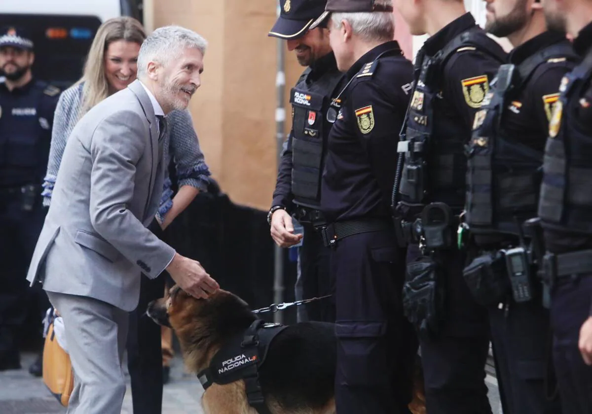 El ministro saluda a los agentes antes de entrar en el Oratorio San Felipe Neri de Cádiz hace un año cuando acudió a un acto institucional.