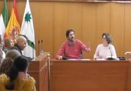 El polémico comentario del alcalde de San José del Valle por el que ahora piden su reprobación: «De dedos sabe usted mucho»
