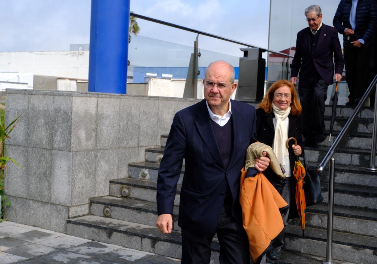 Manuel Chaves, a su salida del tanatorio, seguido de la exedil socialista Josefina Junquera.