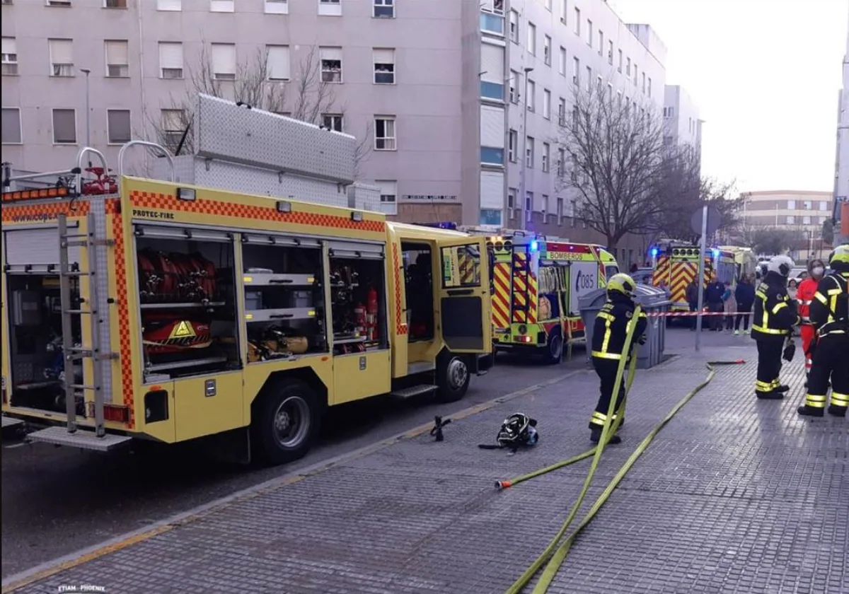 Un incendio en la calle Grazalema en Cádiz obliga a asisitir a cuatro personas