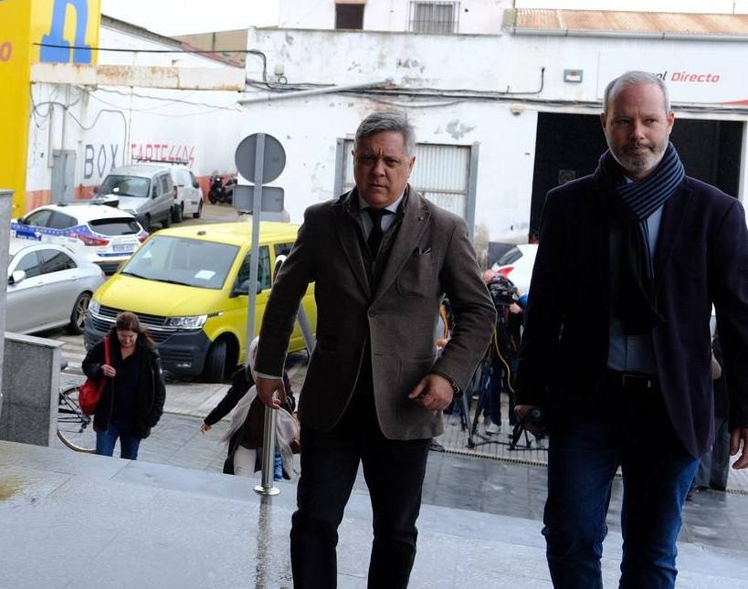 Fotos: La sociedad gaditana da su último adiós al socialista Carlos Díaz