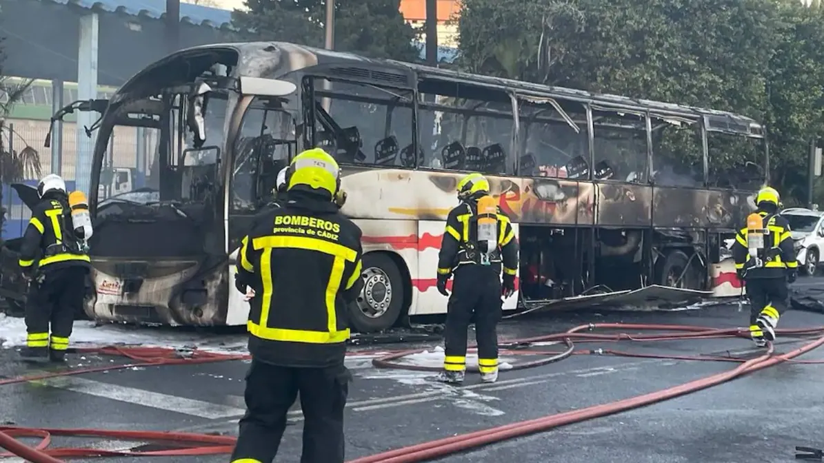Arde un autobús frente a la gasolinera de la Avenida nueva, en Cádiz