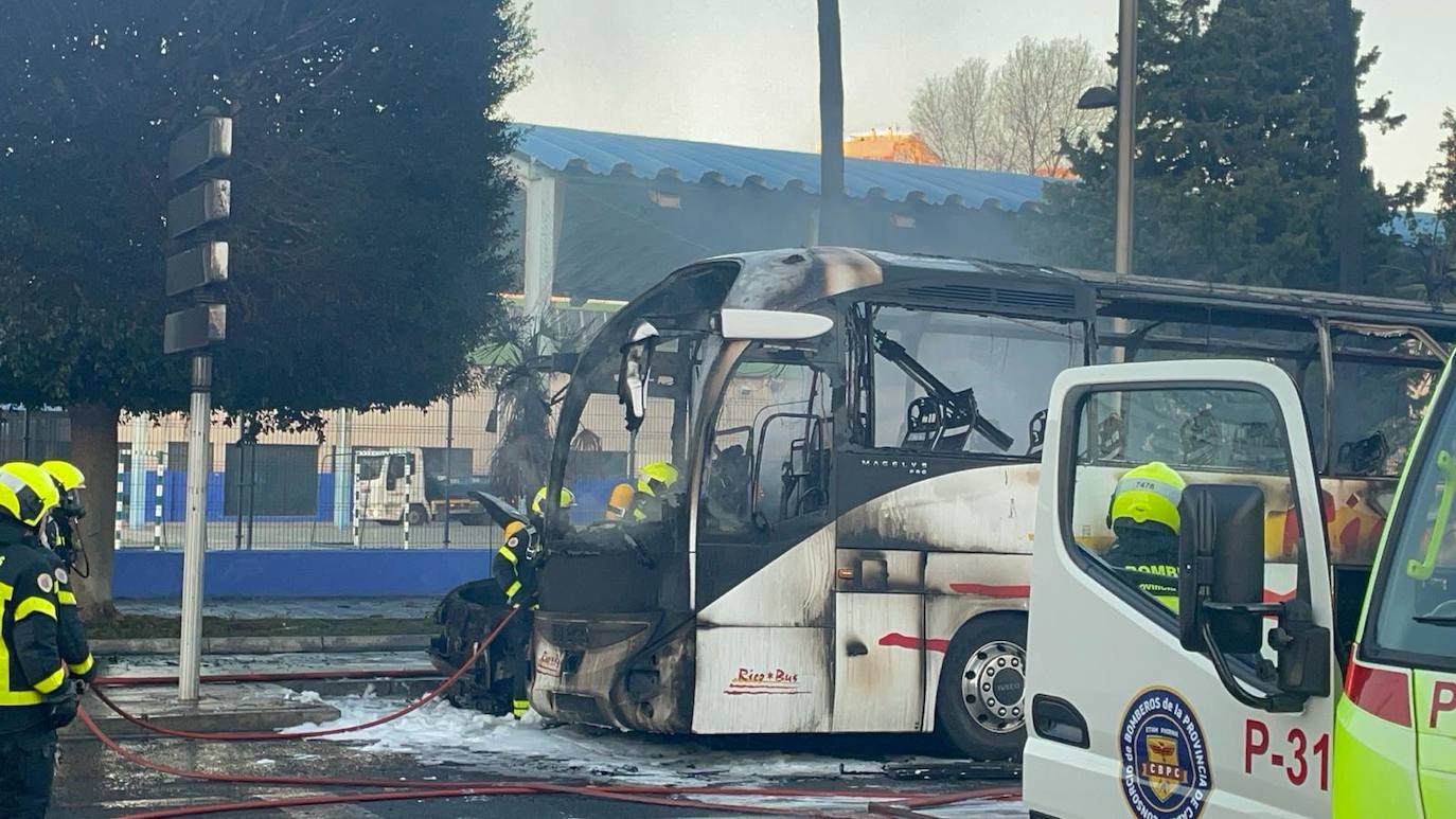 FOTOS: El autobús, reducido a un amasijo de hierros tras arder frente a la gasolinera