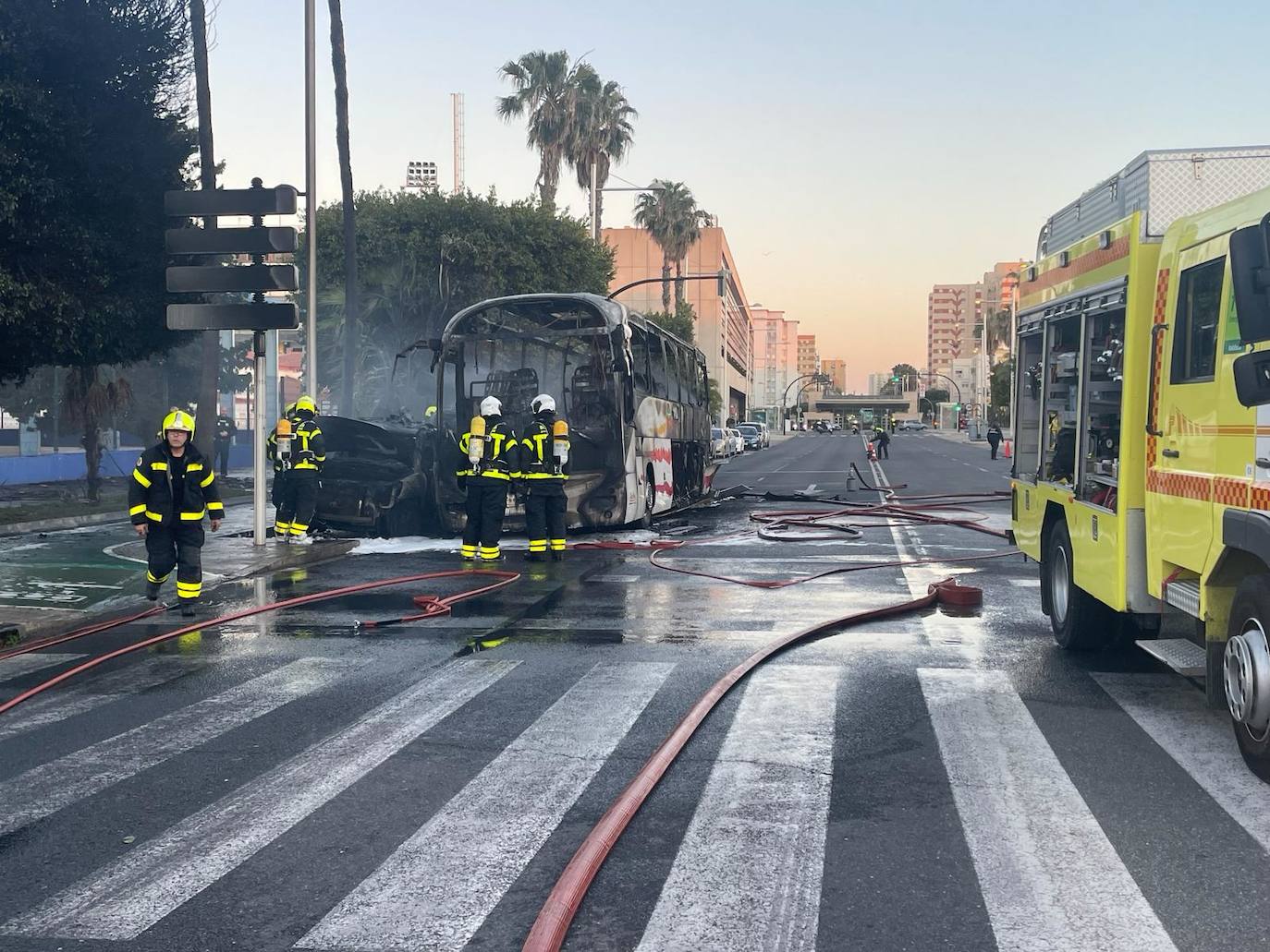 FOTOS: El autobús, reducido a un amasijo de hierros tras arder frente a la gasolinera