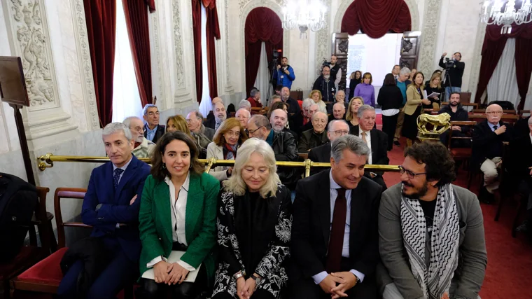 El exalcalde de Cádiz, José María González 'Kichi', ha acudido al homenaje a Carlos Díaz celebrado en el Salón de Plenos.