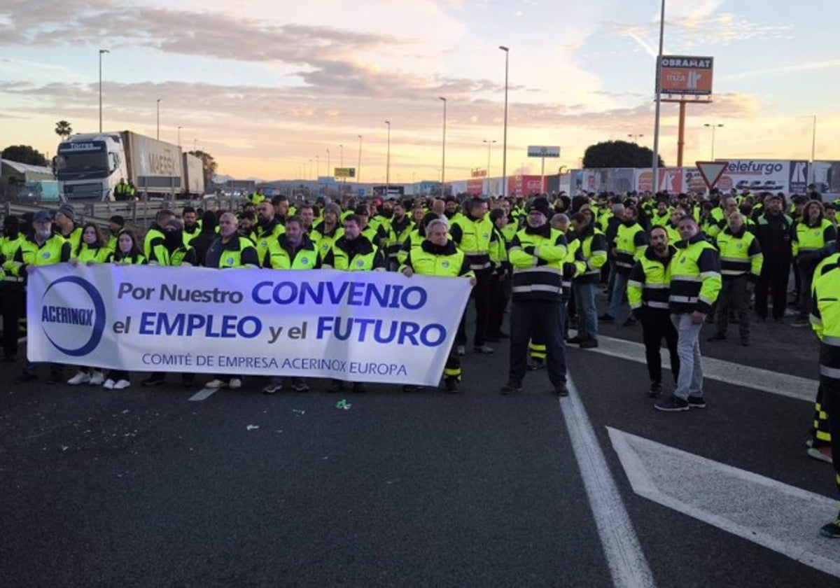 Imagen de archivo de un corte de la A-7 por trabajadores de Acerinox en Los Barrios.