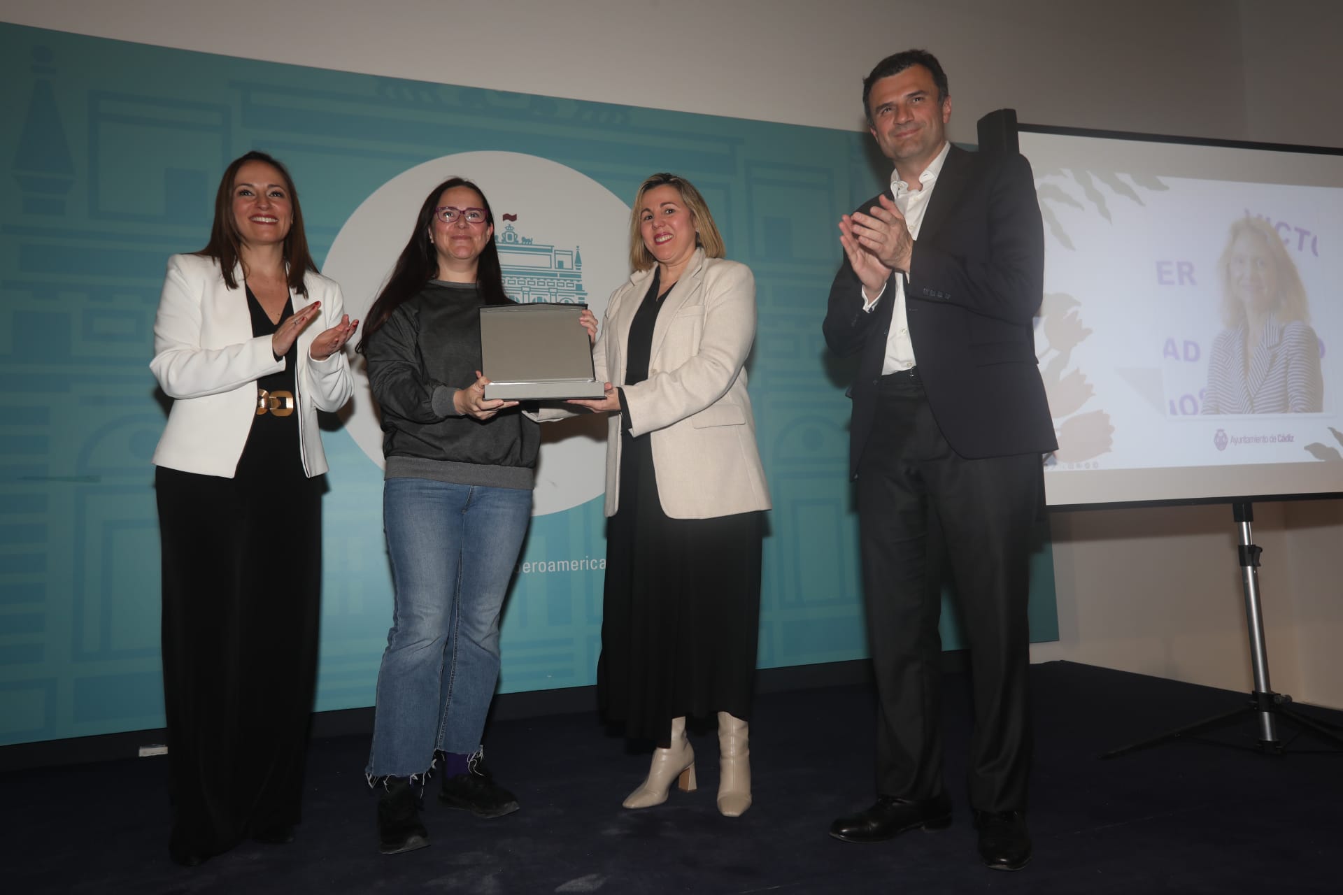 Fotos: Cádiz homenajea la trayectoria de Ilustres Anónimas 2024 por construir una sociedad más igualitaria