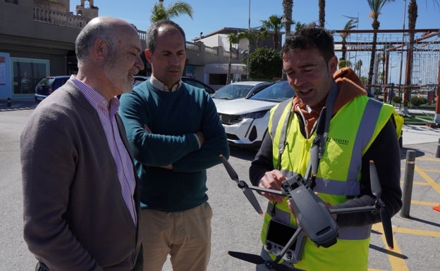 Rafael Calvente explica el funcionamiento del dron.