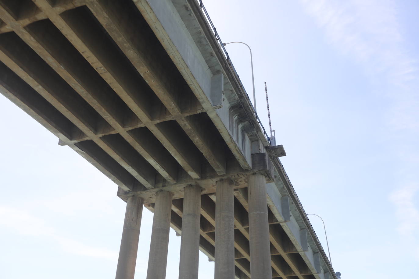 Fotos, debajo del Puente Carranza: así se ve el coloso bajo el mar