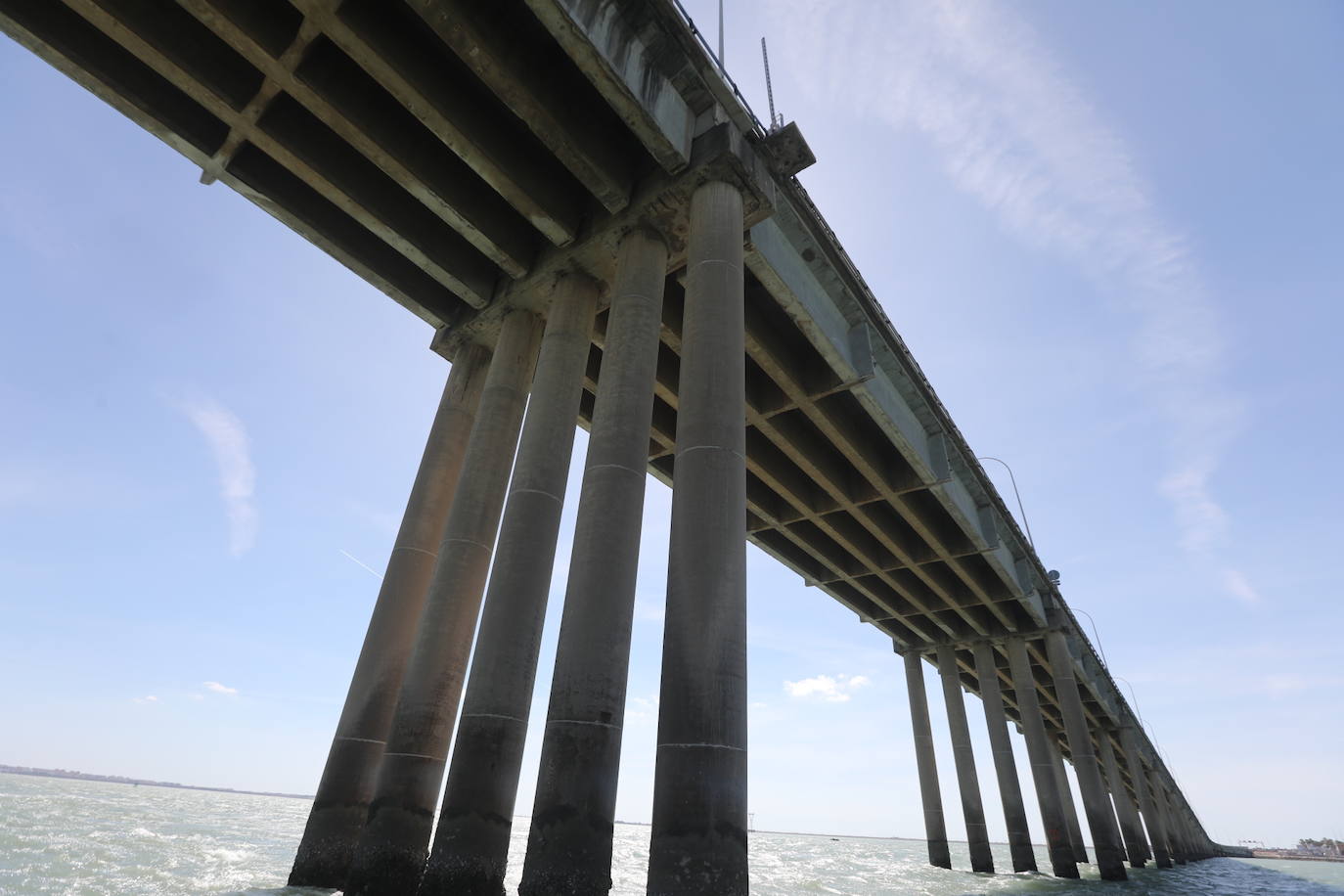 Fotos, debajo del Puente Carranza: así se ve el coloso bajo el mar