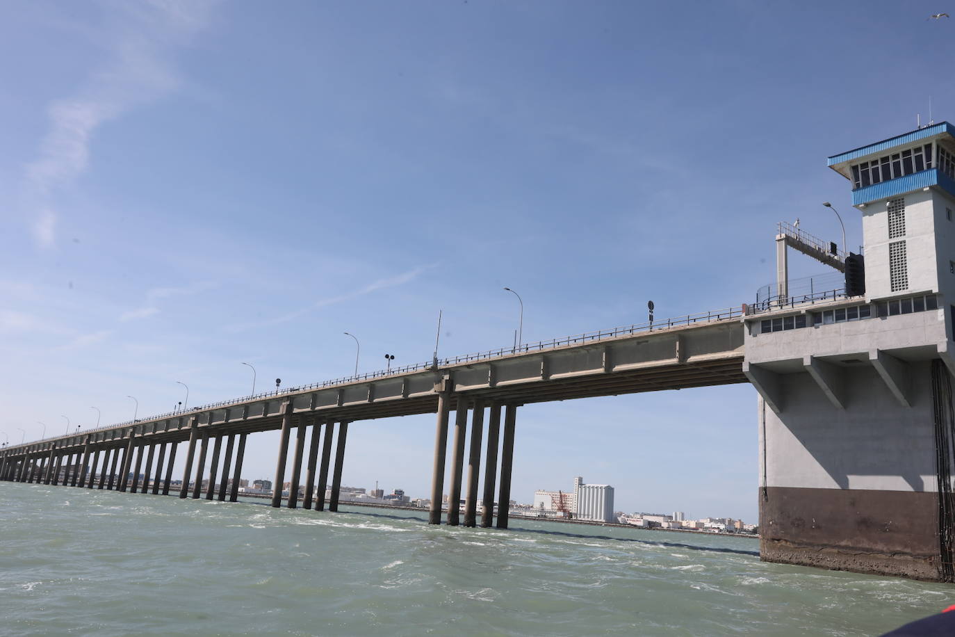 Fotos, debajo del Puente Carranza: así se ve el coloso bajo el mar