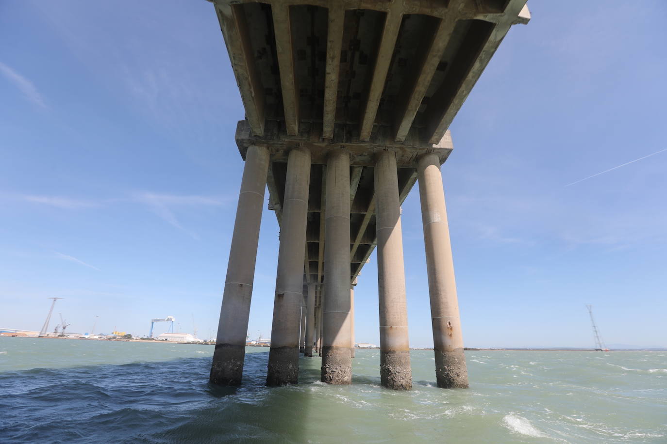 Fotos, debajo del Puente Carranza: así se ve el coloso bajo el mar