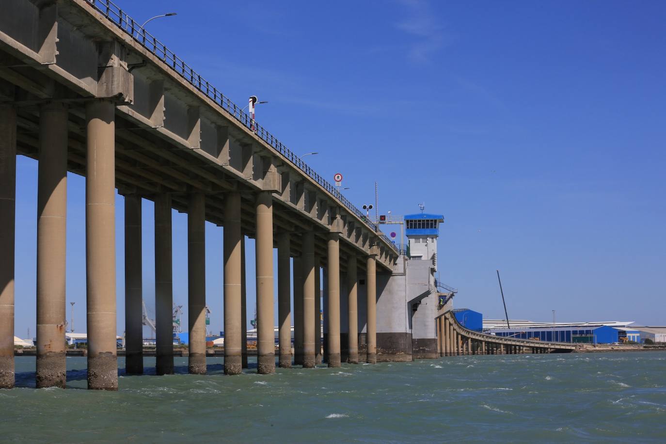 Fotos, debajo del Puente Carranza: así se ve el coloso bajo el mar