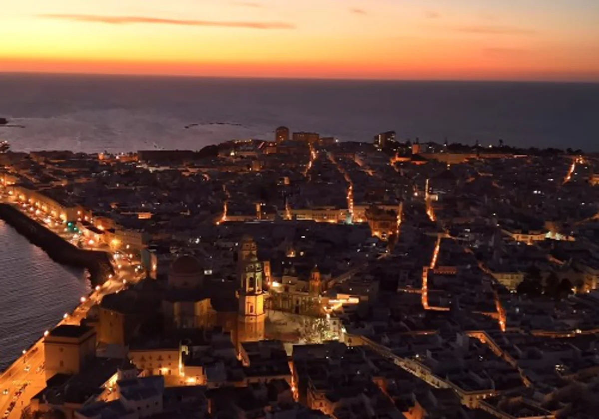 Cádiz, vista desde el cielo en un bonito atardecer en una de las imágenes del vídeo