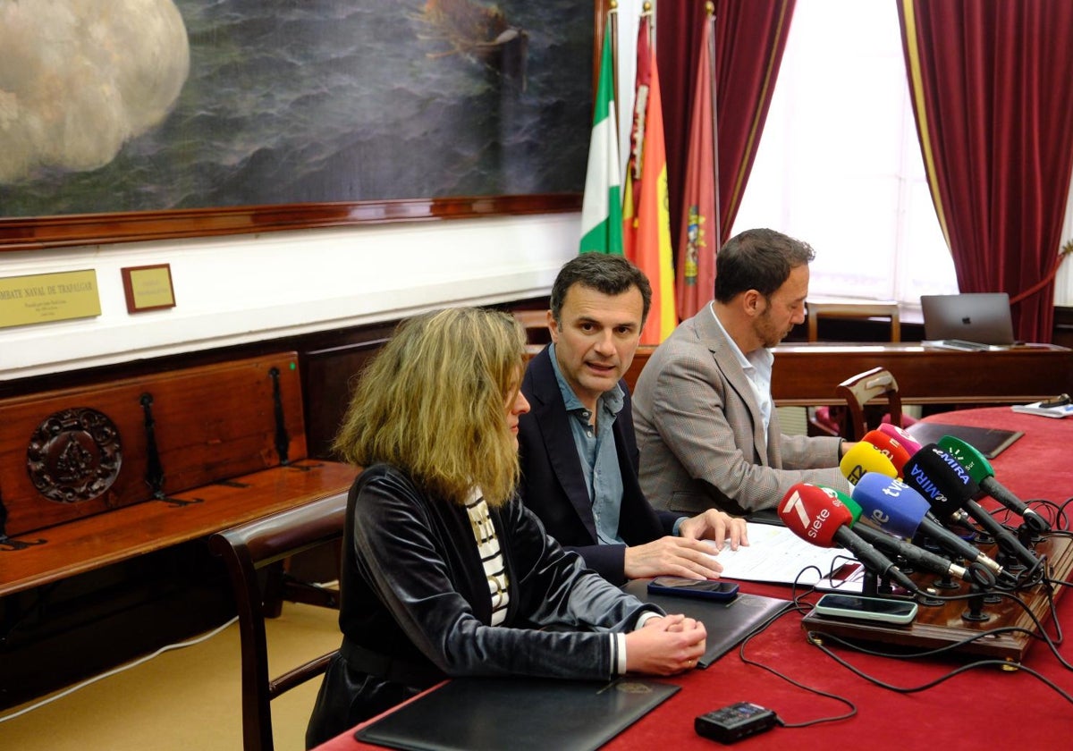 El alcalde, junto a sus dos primeros tenientes de alcalde, en rueda de prensa este viernes.