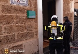 El incendio de un colchón obliga a intervenir a los bomberos en la calle Mirador en Cádiz