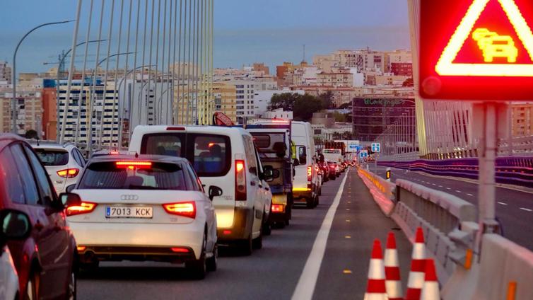 Cádiz supera el primer día con el Puente Carranza cortado
